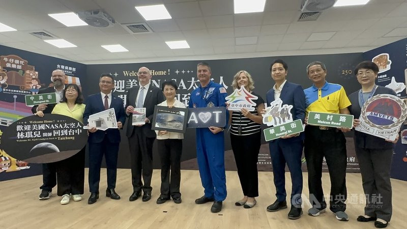 美國太空總署太空人林琪兒（右5）23日上午拜訪台中，重返這個他小時曾居住的城市，台中市長盧秀燕（左5）率市府團隊帶領林琪兒故地重遊。中央社記者趙麗妍攝 115年4月23日