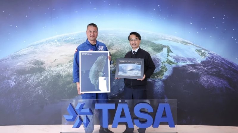 國家太空中心（TASA）23日表示，在台灣出生的美國國家航空暨太空總署（NASA）太空人林琪兒22日參訪TASA。圖為林琪兒（左）致贈由ISS拍攝的台灣照片給TASA主任吳宗信（右），吳宗信也回贈台灣影像。（TASA提供）中央社記者趙敏雅傳真　115年4月23日