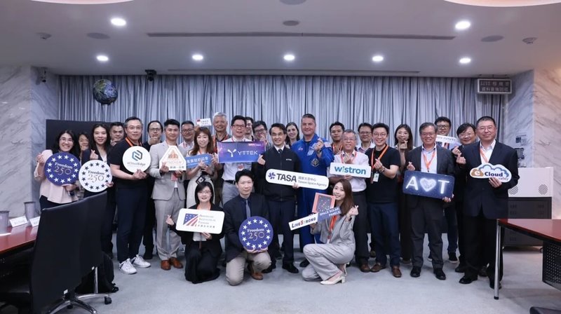 在台灣出生的美國國家航空暨太空總署（NASA）太空人林琪兒（第2排右5）來台，國家太空中心（TASA）23日表示，林琪兒22日參訪TASA，除了與TASA主任吳宗信（第2排右6）及團隊交流，也與國內16家太空相關產業交流。（TASA提供）中央社記者趙敏雅傳真　115年4月23日