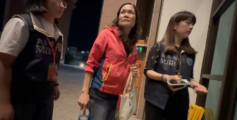 台東縣綠島鄉國民黨籍縣議員王姷力（中）涉嫌詐領助理費，22日被檢調約談到案，23日凌晨檢察官以涉嫌重大諭令新台幣30萬元交保。 （民眾提供）中央社記者盧太城台東傳真 115年4月23日