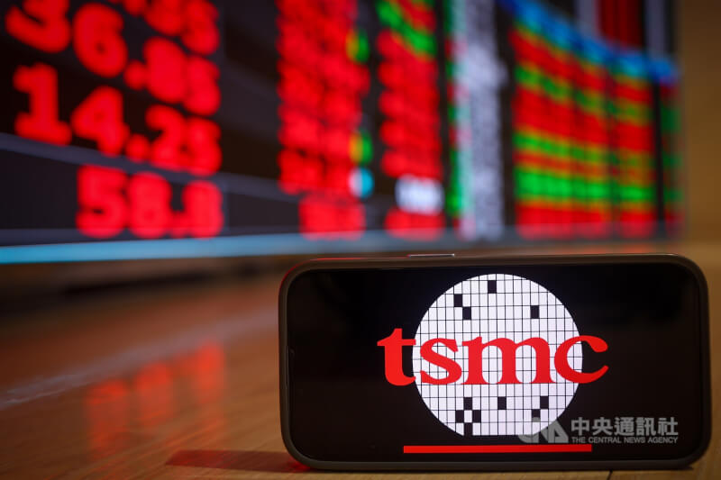 台積電企業標誌與台股示意圖。（中央社檔案照片）