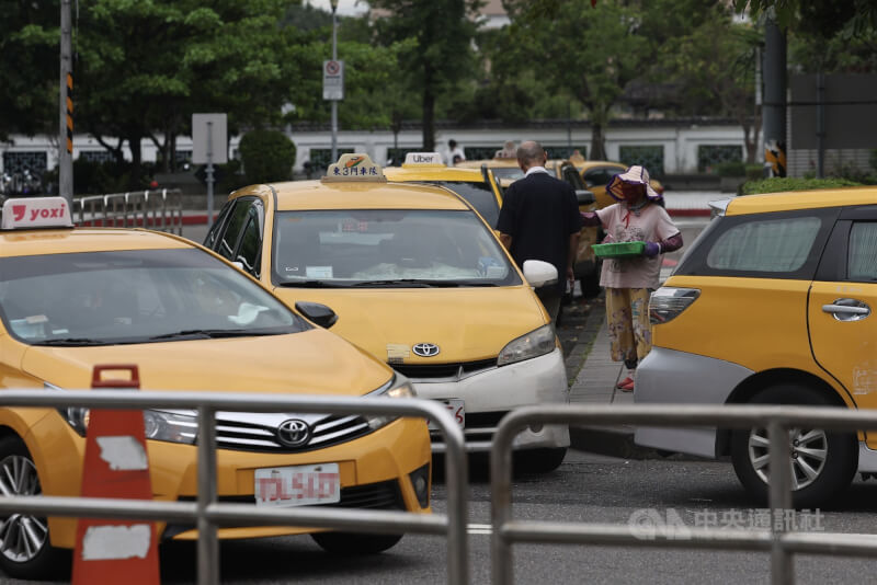 因應中東情勢導致油價升高，行政院表示，計程車是大眾運輸系統重要一環，5月起將針對9萬輛合法登記計程車，提出油價補貼專案，除純電車外，油錢補助最多新台幣6000元，且將視後續發展研議擴大補貼。圖為台北車站周邊等候載客的計程車。中央社記者吳家昇攝 115年4月23日