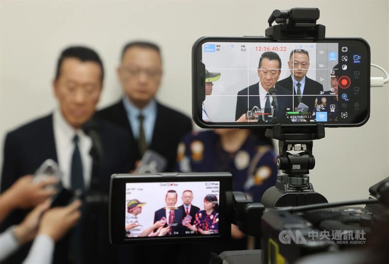 立法院朝野黨團23日下午再度協商「強化防衛韌性及不對稱戰力計畫採購特別條例草案」等案，國防部長顧立雄列席並受訪回應時事議題。中央社記者郭日曉攝　115年4月23日