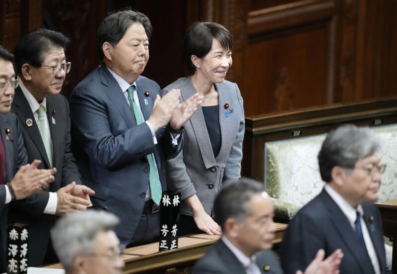 日本政府提出「國家情報局」設置法案23日在眾議院全體會議獲朝野多數贊成通過，首相高市早苗（後中）面露笑容。（共同社）