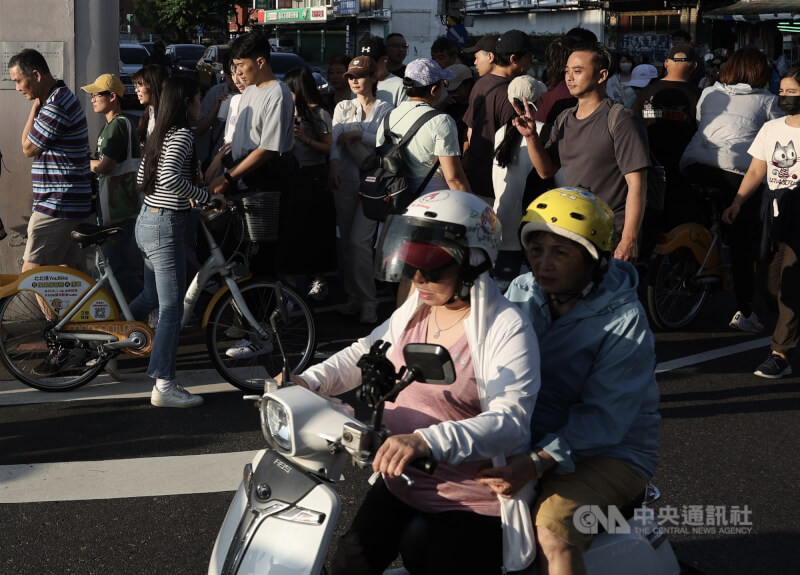 圖為民眾趁假日好天氣，到台北市大稻埕碼頭遊憩。（中央社檔案照片）