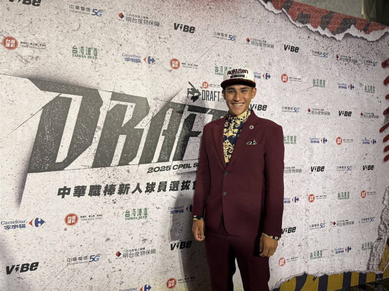 樂天桃猿隊投手李育朋（圖）無照酒駕肇事，球團23日公告已終止契約並向外界致歉。（中央社檔案照片）