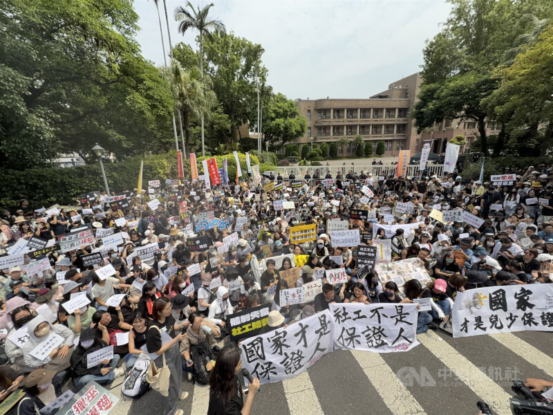 台北市社會工作人員職業工會與多個社工團體共同發起「0422國家才是兒少生存權益保證人地位 」抗議行動，22日至行政院前拉白布條陳情。中央社記者王飛華攝　115年4月22日