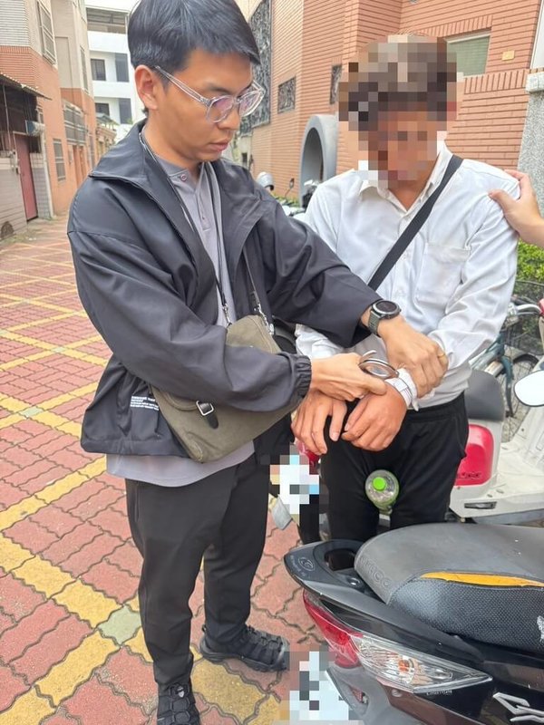台南市一名女高中生22日放學走在人行道時遇襲，所幸有見義勇為民眾出面嚇阻，犯案男子隨即逃逸。警方專案小組調閱相關事證後鎖定犯嫌，23日下午將人拘提到案。（台南市警局提供）中央社記者張榮祥台南傳真　115年4月23日