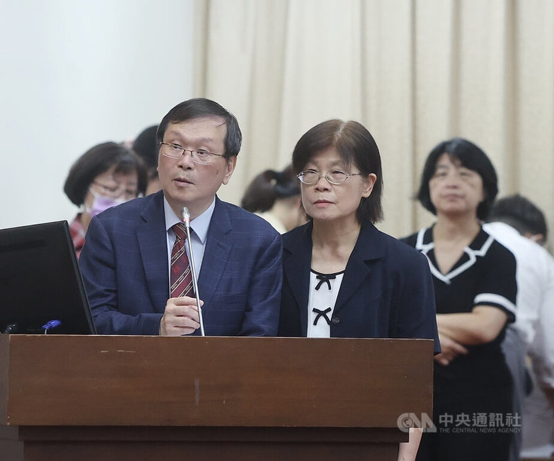 立法院財政委員會23日邀請財政部、農業部、衛生福利部、行政院主計總處等部會，就「馬鈴薯輸入之邊境管制、檢疫、查驗等機制如何保障國人食品安全，及後市場抽驗預算執行情形」進行專題報告，並備質詢。衛福部次長莊人祥（前左）說明，目前檢疫作法是，若農業部在邊境發現有發芽馬鈴薯，會將這些發芽馬鈴薯剔除。中央社記者郭日曉攝 115年4月23日