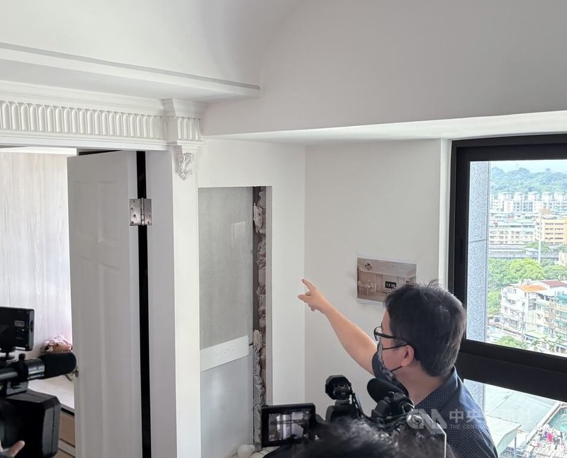 新北一對夫妻23日控訴，花費新台幣170萬元裝修新屋，業者卻不斷拖延工期，入住後發現木工、油漆粗糙且磁磚破損。中央社記者曹亞沿攝　115年4月23日