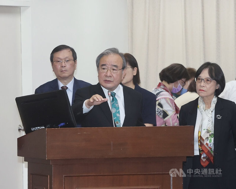 針對美國進口加工用馬鈴薯另訂檢疫新規，農業部23日重申，加工用馬鈴薯在邊境查驗時，若發現發芽超過0.5公分、龍葵鹼超過200ppm均會退運或銷毀。目前市場上美國進口馬鈴薯均為鮮食用，加工用預計今年7月才會進口。圖為農業部次長胡忠一（前中）、衛福部次長莊人祥（後左）在立法院備詢中央社記者郭日曉攝 115年4月23日