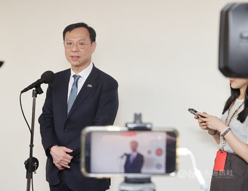 美國加工用馬鈴薯輸入檢疫規定受關注，衛福部長石崇良23日表示，發芽不代表龍葵鹼超標，食品安全標準根據龍葵鹼濃度判定，在邊境並不逐顆檢驗，而是採取科學抽驗方式、風險分級。中央社記者郭日曉攝 115年4月23日