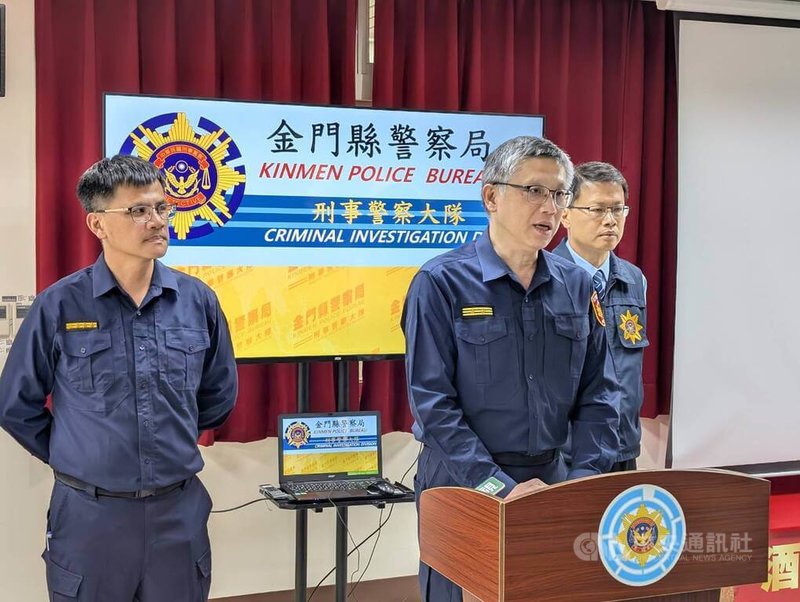 金門縣警察局24日說明破獲縣內2家假桌遊館真賭場案，警察局長黃壬聰（左2）並強調，警方會持續對轄內相關不法業者進行強力查緝。中央社記者吳玟嶸攝　115年4月24日