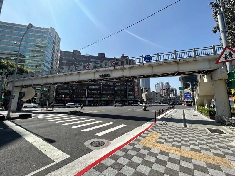 台北市新工處表示，永吉松隆人行天橋將在5月1日及2日的凌晨0時至6時分階段拆除，屆時周遭路段將實施交通管制。（台北市新工處提供）中央社記者陳昱婷傳真 115年4月24日