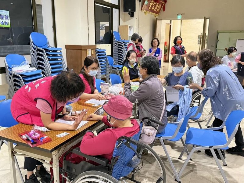 高雄榮民總醫院24日起展開為期5天的澎湖4鄉市巡迴健檢義診服務，為離島偏鄉居民提供疾病篩檢與醫療保健諮詢。（湖西鄉公所提供）中央社　115年4月24日
