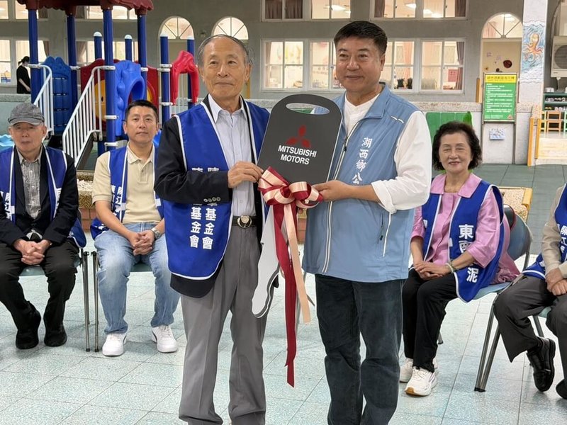 東南水泥集團董事長陳敏斷（前左）24日代表捐贈一輛全新交通車給澎湖縣湖西幼兒園，由湖西鄉長陳振中（前右）代表接受，這也是東南水泥集團捐贈的第8部幼兒交通車。（湖西鄉公所提供）中央社　115年4月24日