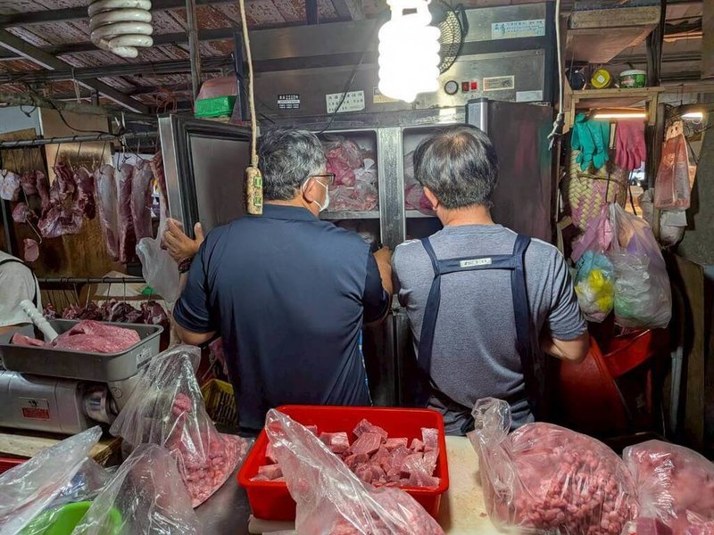 高雄市鳳山區某市場豬肉攤被民眾目擊有老鼠在肉堆上啃食，影片引發熱議。高雄市衛生局24日上午稽查時，雖未在肉攤發現鼠跡，但發現多項缺失，令業者限期改善。（高雄市衛生局提供）中央社記者林巧璉傳真　115年4月24日