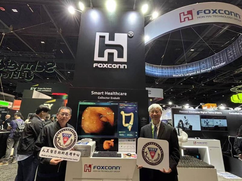 高雄醫學大學附設中和紀念醫院副院長盧鴻興（右）與鴻海B事業群暨數位健康總經理姜志雄（前左）攜手於NVIDIA GTC 2026大會發表全球首例由NVIDIA IGX Thor平台驅動的「大腸鏡AI Agent」，成臨床即時決策輔助工具。（高醫提供）中央社記者林巧璉傳真　115年4月24日