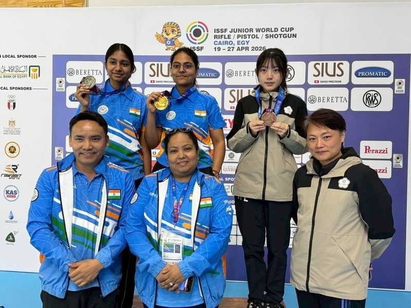 台灣射擊新星廖可容（後右）在2026射擊青少年世界盃傳捷報，24日於女子10公尺空氣手槍摘銅，生涯首度踏上青少年世界盃頒獎台，她期許未來像國手媽媽馬瑜梅（前右）一樣登上亞運舞台。（廖可容提供）中央社　115年4月24日
