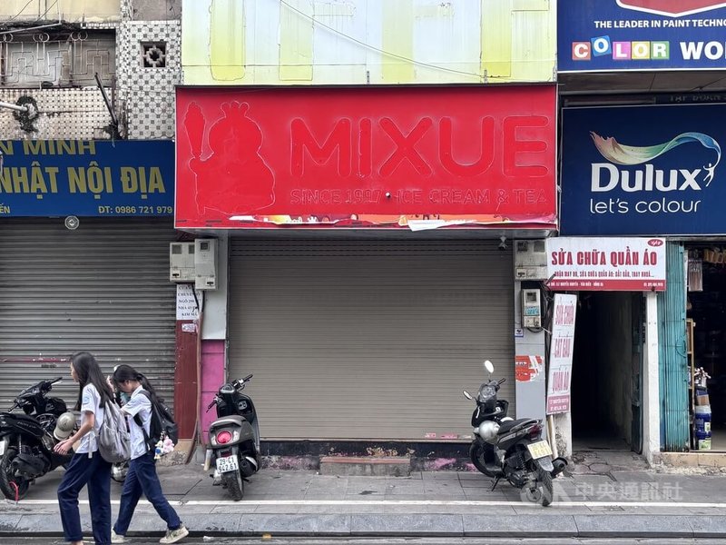 蜜雪2018年進入越南市場，親民的價格吸引了大量學生和年輕消費者，然而自去年上半年以來，悄悄關閉多家門市。河內一間在學校周邊的蜜雪門市歇業，業界人士表示，與消費市場轉變有關。中央社記者曾婷瑄河內攝115年4月24日