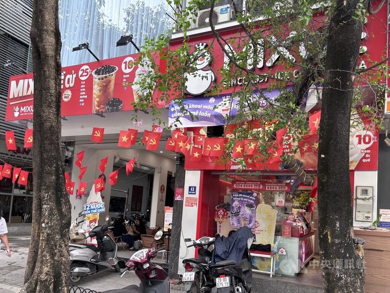 部分越南蜜雪店面也進行調整，如在一旁增加座位區，改變座位少且不適合久坐的設計，增加消費者體驗感受。中央社記者曾婷瑄河內攝115年4月24日