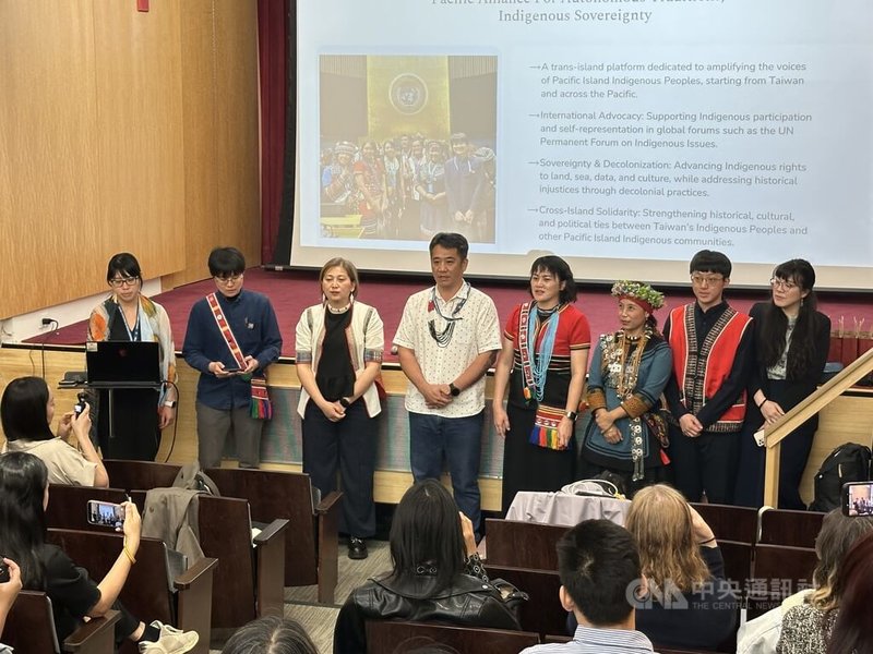 多個台灣原住民團體近期出席在紐約舉行的「聯合國原住民議題常設論壇」相關活動，圖為「花蓮縣原住民族公共事務促進會」23日在駐紐約辦事處舉行研討會。中央社記者廖漢原紐約攝　115年4月24日