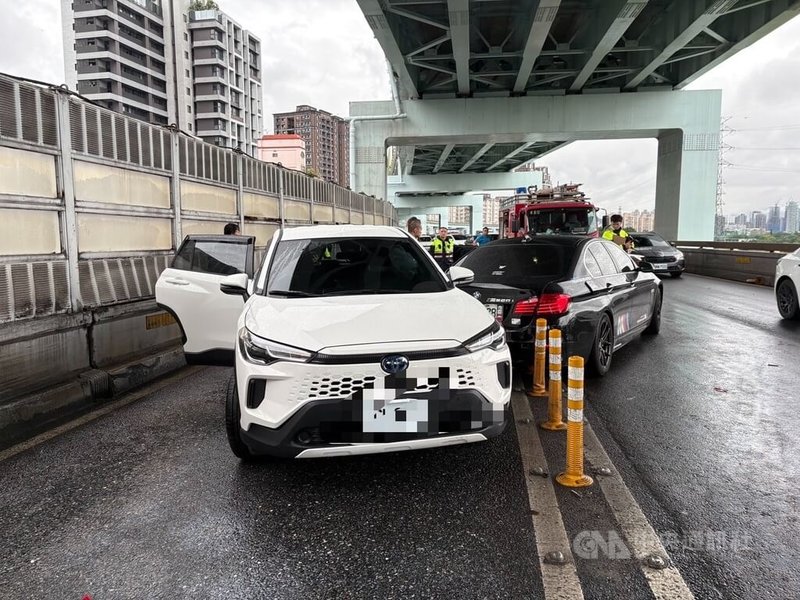 台北市水源快速道路24日上午發生2輛汽車碰撞意外，一度造成回堵，目前狀況已排除。1名坐在車內約5歲孩童疑受驚嚇送醫，詳細車禍原因待調查釐清。（翻攝畫面）中央社記者劉建邦傳真　115年4月24日