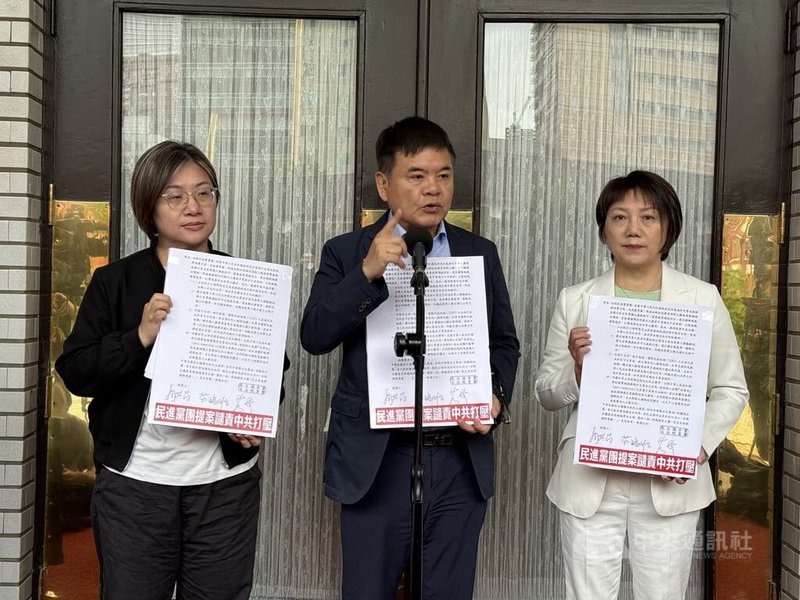 民進黨立法院黨團幹事長莊瑞雄（中）、書記長范雲（右）、副幹事長陳培瑜（左）在立法院議場前說明黨團提案，希望立法院會決議譴責中華人民共和國粗暴阻撓賴總統出訪，也呼籲國際正視中國對他國實施經濟與外交脅迫的行為。中央社記者王揚宇攝　115年4月24日