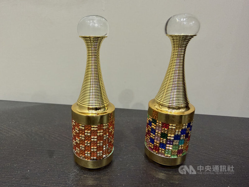 中東戰爭導致能源供應短缺，在天然氣供給下滑的情況下，印度玻璃製造業的熔爐停擺，進而導致數千人失業。圖為鑲嵌玻璃裝飾的容器。中央社記者李晉緯新德里攝  115年4月24日