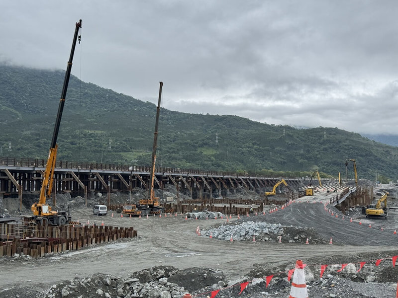 花蓮馬太鞍溪橋梁復建進度已達20%，預計民國115年12月底可完成北上線橋梁，先供雙向通車。圖為24日工程現況。中央社記者張祈攝　115年4月24日
