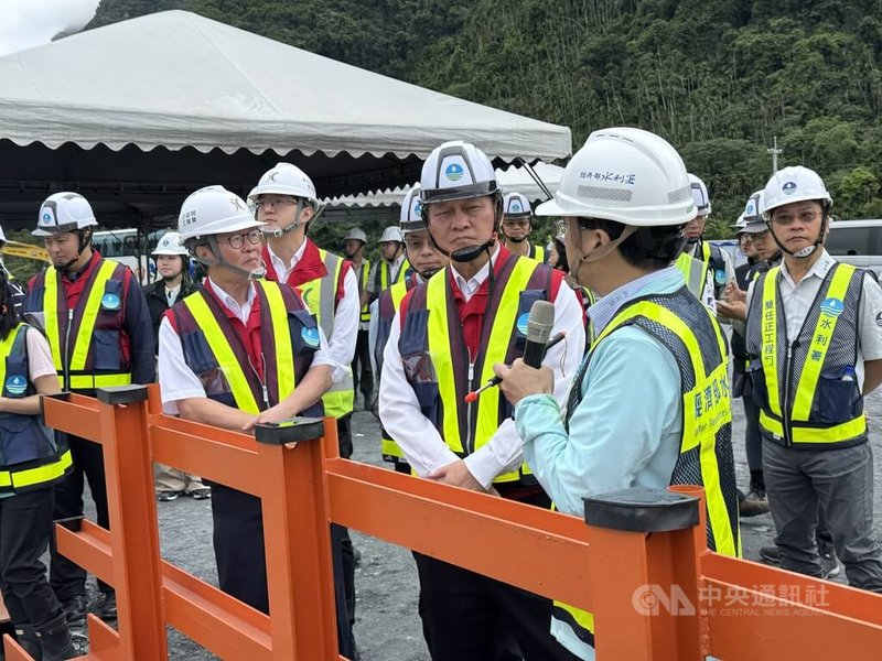 行政院政務委員季連成（前右2）、公共工程委員會主委陳金德（前右3）等人24日前往花蓮縣光復鄉，視察堤防疏濬進度。中央社記者張祈攝　115年4月24日