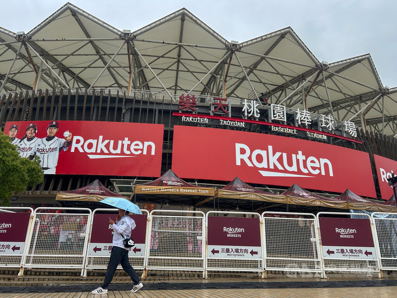 中華職棒24日原定在樂天桃園棒球場進行味全龍與樂天桃猿的例行賽，受雨勢影響延賽。中央社記者王騰毅攝　115年4月24日