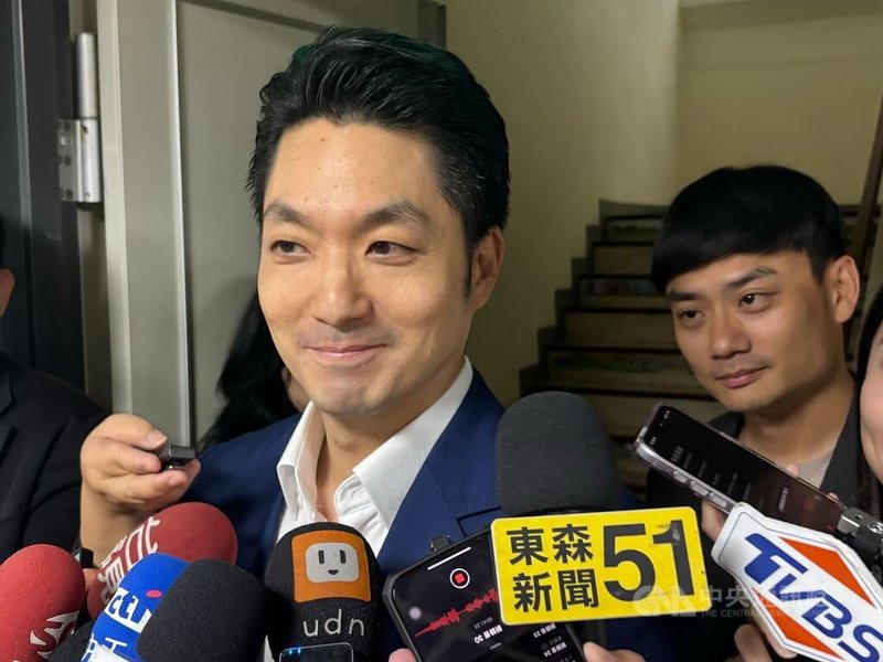 立法院24日三讀通過「娛樂稅法」部分條文修正案，刪除電影、演唱會等活動的娛樂稅。台北市長蔣萬安（前）下午受訪時表示，很高興看到順利修法。中央社記者陳昱婷攝　115年4月24日