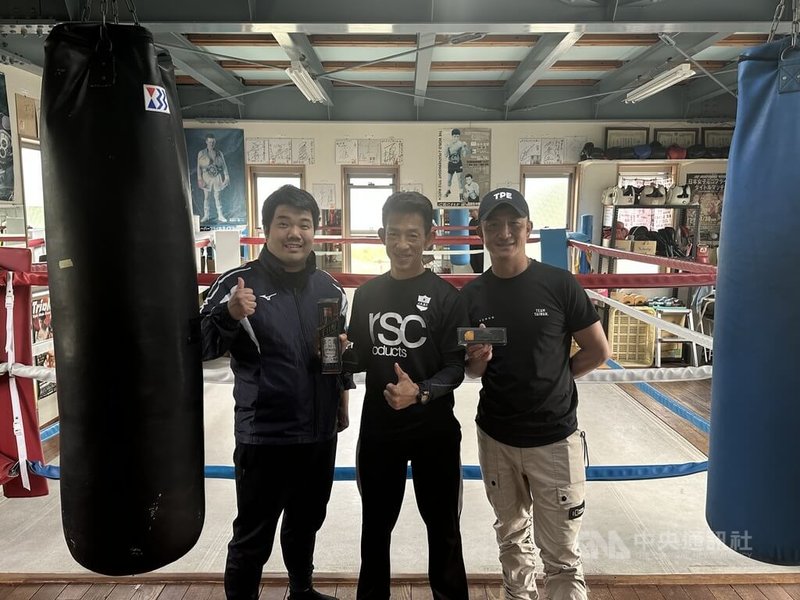 2026名古屋亞運9月將登場，其中肩負奪牌、奪金的拳擊選手飯店距離賽場車程要50分鐘，教練曾自強（右）為減少選手訓練奔波，特別協請日本友人在飯店附近商借拳館。中央社記者黎建忠攝　115年4月24日