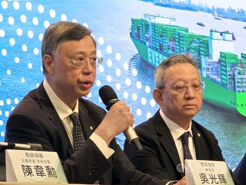 長榮總經理吳光輝（左）表示，受到戰事影響，3月底開始運價逐漸升溫，對第2、3季業績正面看待。中央社記者江明晏攝　115年4月24日