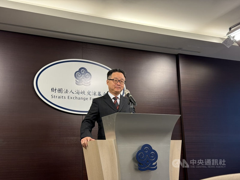 海基會24日召開背景說明會，由秘書長羅文嘉主持。他說，國民黨主席鄭麗文在「鄭習會」所有發言都在落實、呼應中國近日通過的「民族團結進步促進法」，這對台灣是「很大的傷害」。中央社記者廖文綺攝　115年4月24日