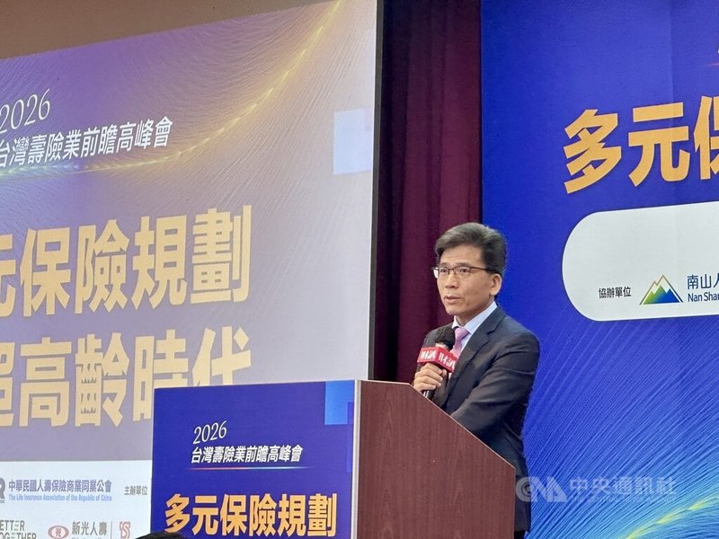2026台灣壽險業前瞻高峰會24日舉行，金管會主委彭金隆（圖）表示，金管會推動全齡金融政策，保險未來應思考滿足全年齡層需求，可朝3大面向思考，包括應具備新思維、重新定義保險給付方式與保障項目等，並加強新技術與尋求新人才。中央社記者蘇思云攝　115年4月24日