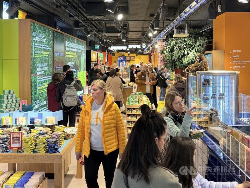 Ritter Sport為德國國民品牌巧克力，位於柏林的直營門市吸引大批消費者，仍難抵近年可可豆原物料價格上漲壓力宣布裁員。中央社記者林尚縈柏林攝　115年4月24日