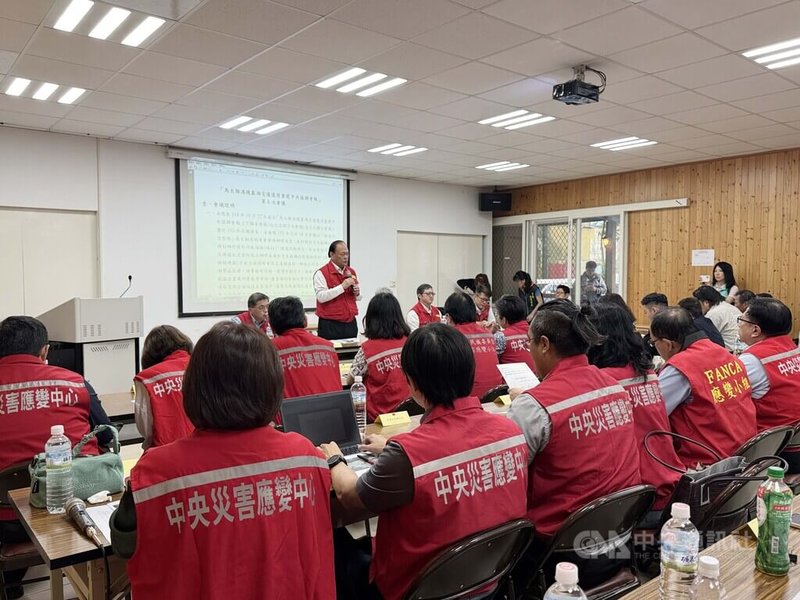 馬太鞍溪堰塞湖災後復原重建中央協調會報24日下午在花蓮光復糖廠舉行，會議由行政院政務委員季連成（左站立者）主持。中央社記者張祈攝　115年4月24日
