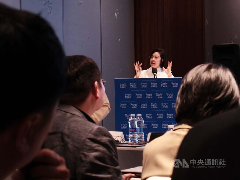 上海論壇2026分論壇24日在北外灘茂悅大酒店召開，主題為「人工智能時代的勞動市場轉型－中國與全球的新挑戰」，北京大學經濟學教授張丹丹（中）與會發表短講。 中央社記者李雅雯上海攝　115年4月24日