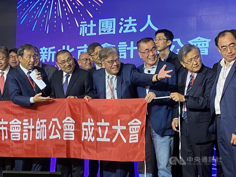 中國國民黨新北市長參選人李四川（前右3）24日參加新北市會計師公會成立大會，與新北市長侯友宜（前左2）同台。中央社記者黃旭昇攝　115年4月24日