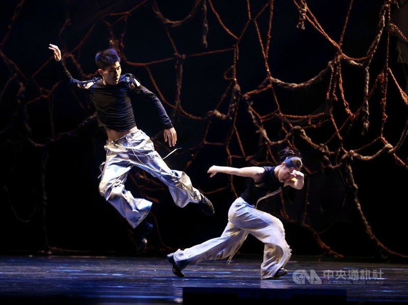 丞舞製作成軍10年後返鄉，藝術總監蔡博丞以年度力作「網」首度站上國家戲劇院舞台，直視戰爭與災難，反思世界秩序的毀滅與重生，盼藉作品探討在權力與防禦之外，人性如何安身立命。中央社記者張皓安攝　115年4月24日