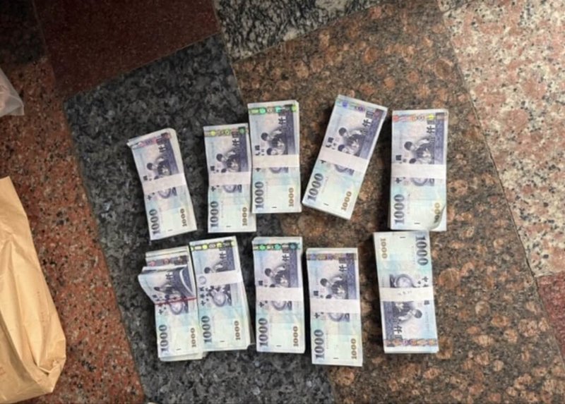 許姓主嫌組詐騙集團假冒網紅誘騙民眾投資，吸金上億元。刑事局電偵隊發動6波搜索陸續逮捕許男等28人，並查獲大筆現金，訊後依法移送橋檢偵辦。（刑事局提供）中央社記者洪學廣傳真　115年4月24日