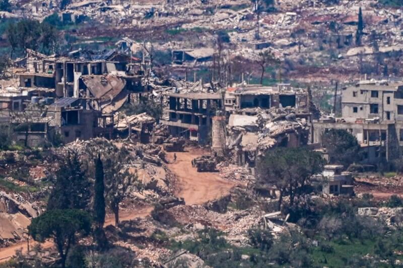 從以色列邊境可見以色列軍車和士兵23日出現在黎巴嫩南部。（路透社）