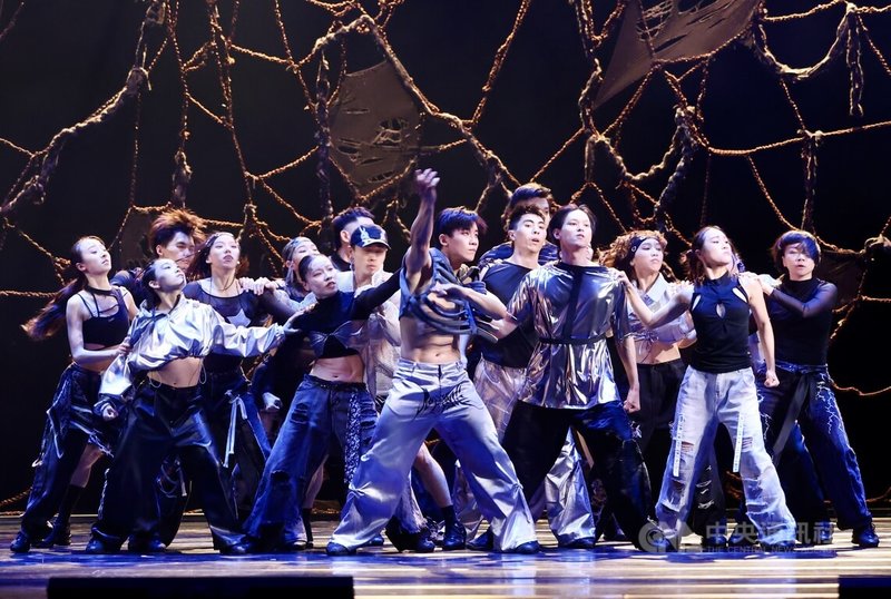丞舞製作團隊年度力作「網」25日將在台北國家戲劇院演出，24日下午舉行彩排記者會，邀請觀眾走進劇場，感受這張由眾人共同編織、持續震動的當代之網。中央社記者張皓安攝　115年4月24日