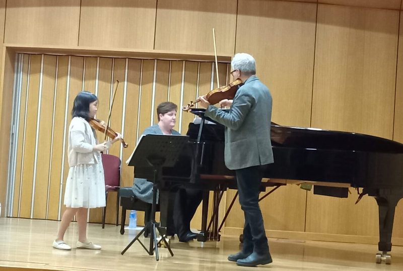 年僅10歲的王晞恩（左）取得南非大學小提琴大師班席位，接受義大利小提琴家弗朗切斯科．多拉齊奧（右）現場指導，鋼琴伴奏於旁協同演出。（王晞恩母親蔣鈺提供）中央社記者李依璇約翰尼斯堡傳真　115年4月24日