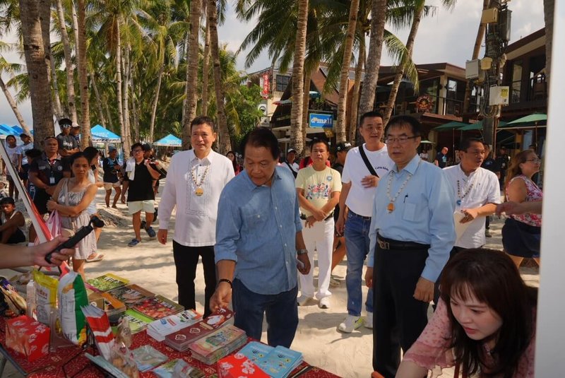 台南市長黃偉哲（右）24日出席菲律賓「2026愛上長灘島」開幕活動，向國際旅客行銷台南。（台南市政府提供）中央社記者張榮祥台南傳真　115年4月24日