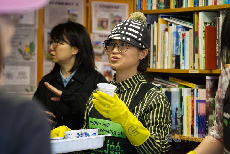 台灣女孩林瑩茹在芬蘭創立環保皂品牌JooSoap，獲米其林綠星餐廳「諾拉」（Nolla）等多個餐飲品牌指名使用。圖為林瑩茹在工作坊解說製皂過程。中央社記者巫祈麟赫爾辛基攝　115年4月24日