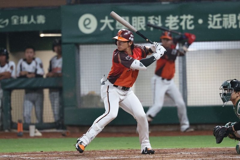 中華職業棒球大聯盟統一7-ELEVEn獅隊野手陳傑憲（中）24日在對台鋼雄鷹隊之戰，7局下上場代打，這也是他傷癒後本季首次出賽。（統一獅隊提供）中央社記者蘇志畬傳真　115年4月24日