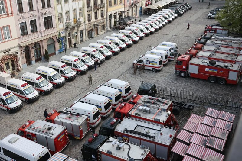 台灣民間社會籌募的68輛救護及救災車輛23日運抵烏克蘭，在利維夫舉辦援贈交車儀式。（利維夫市政府提供）中央社記者陳彥婷傳真 115年4月24日